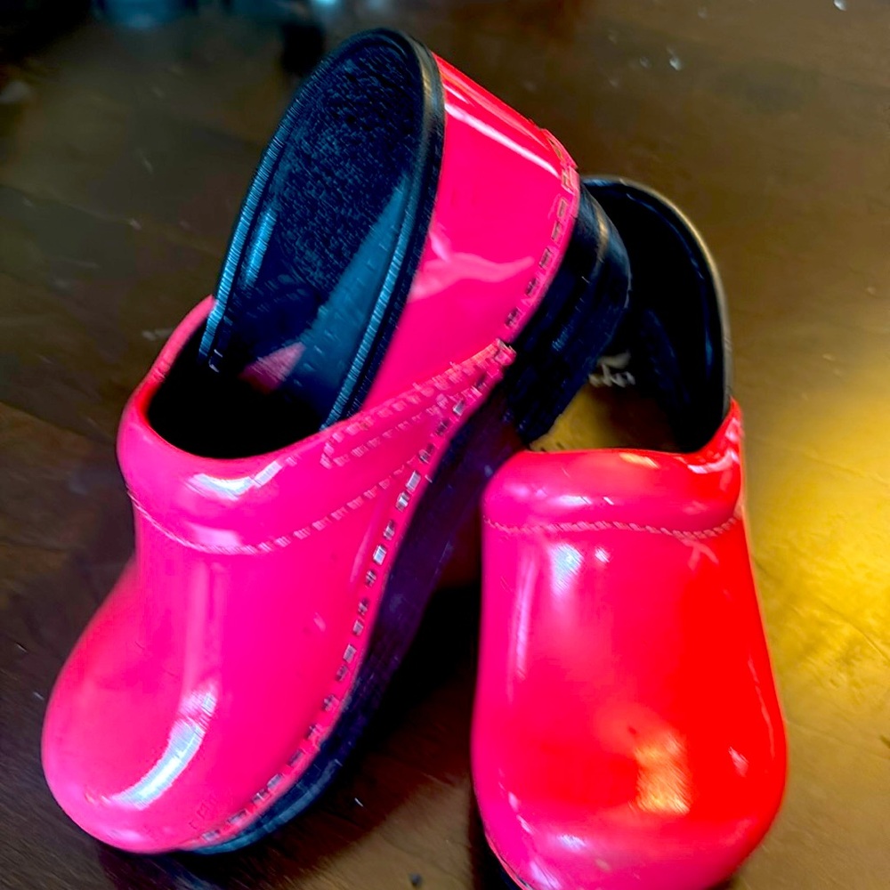 Super cute pink Children’s Dansko size 29